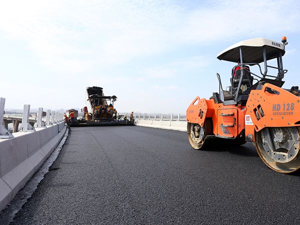 复合式沥青路面摊铺 复合式沥青道路.jpg