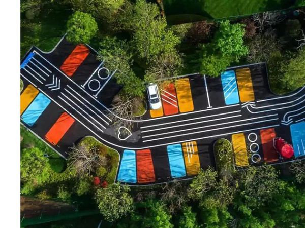 彩色沥青路面在停车场、运动球场的应用案例分享 彩色沥青道路停车场.jpg